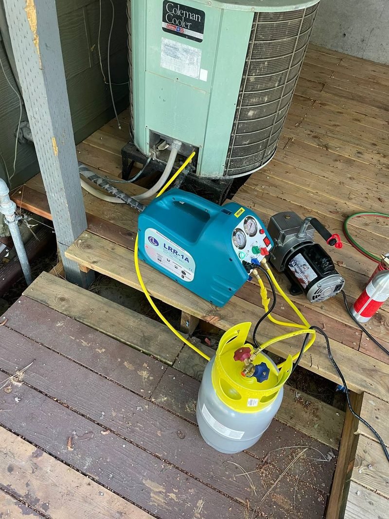 Refrigerant recovery gear connected at a heat pump